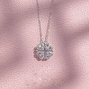 Colar Trevo de Corações com Caixa Rosas Eternas