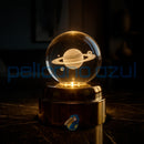 luminária giratória com planeta saturno iluminado em base dourada para decoracao moderna